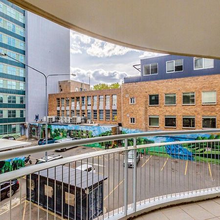 Dana-Spacious Private Room In Shared 2-Bedroom Apartment-1 Канбера Екстериор снимка