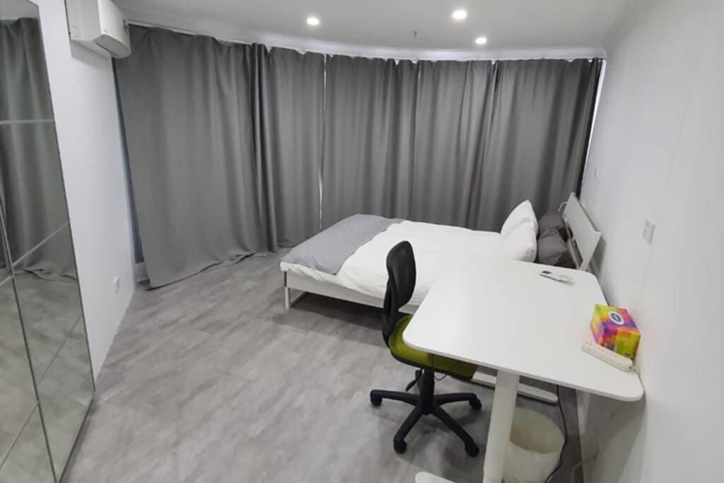 Dana-Spacious Private Room In Shared 2-Bedroom Apartment-1 Канбера Екстериор снимка