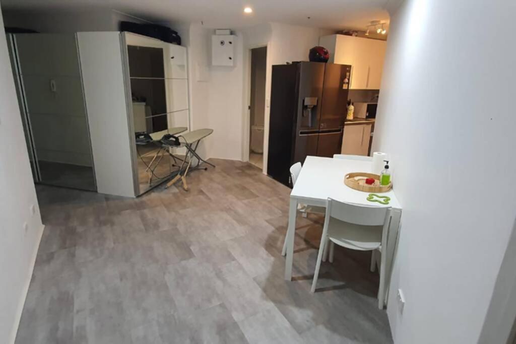 Dana-Spacious Private Room In Shared 2-Bedroom Apartment-1 Канбера Екстериор снимка