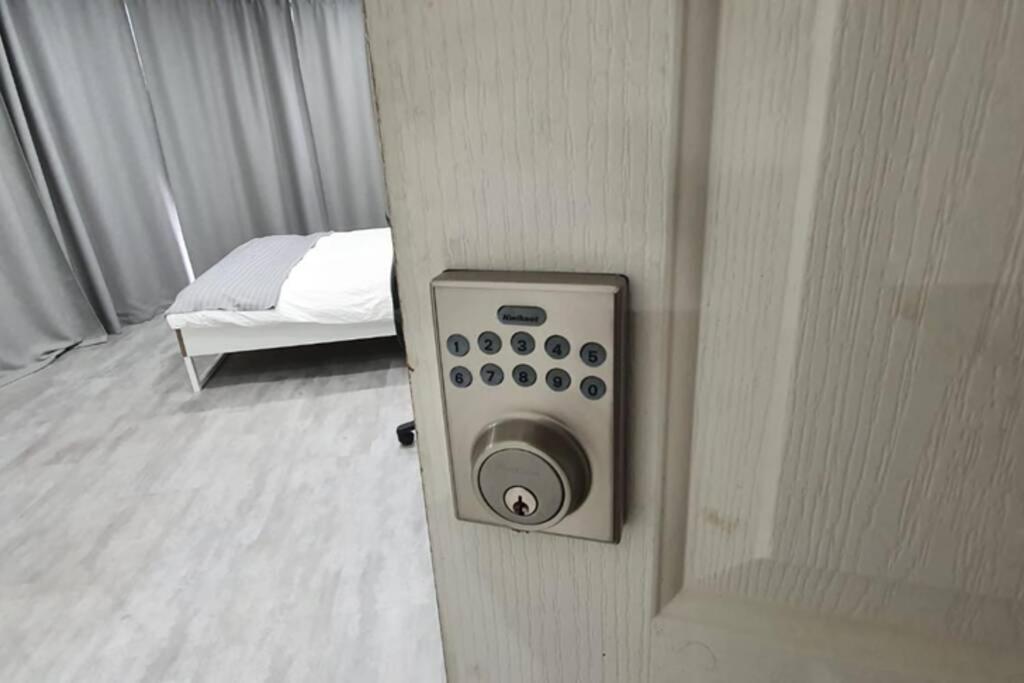 Dana-Spacious Private Room In Shared 2-Bedroom Apartment-1 Канбера Екстериор снимка