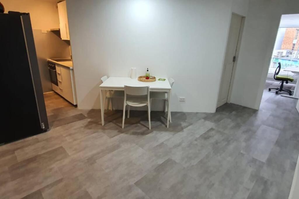 Dana-Spacious Private Room In Shared 2-Bedroom Apartment-1 Канбера Екстериор снимка