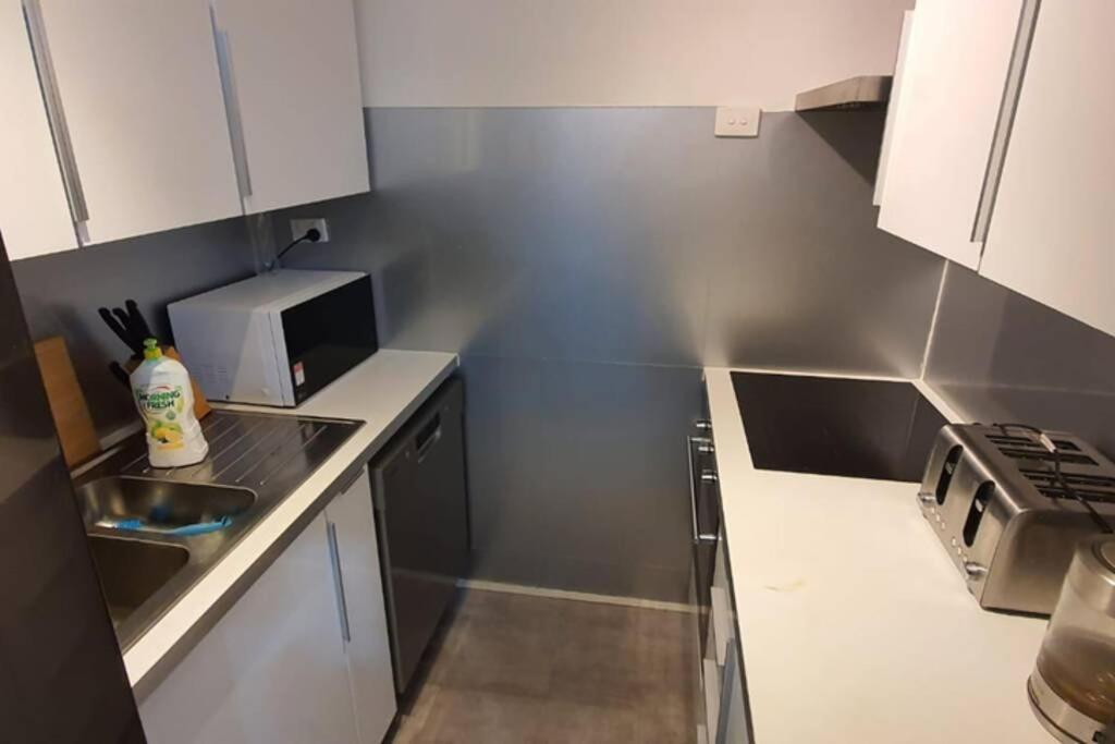 Dana-Spacious Private Room In Shared 2-Bedroom Apartment-1 Канбера Екстериор снимка